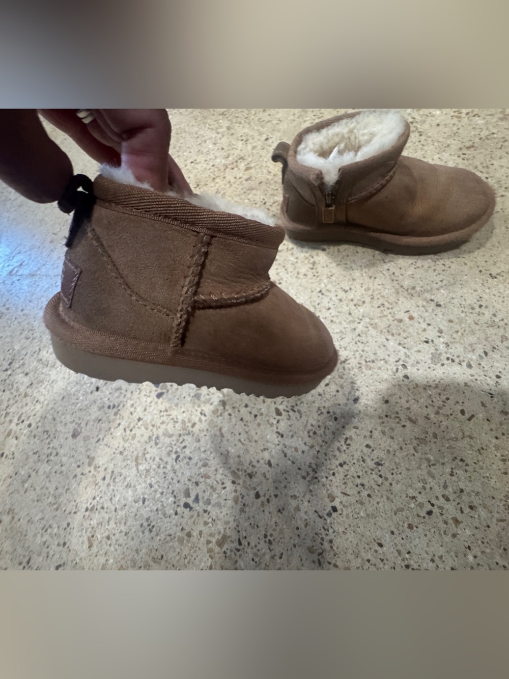 UGGS Infants tan suede sherpa size 8
